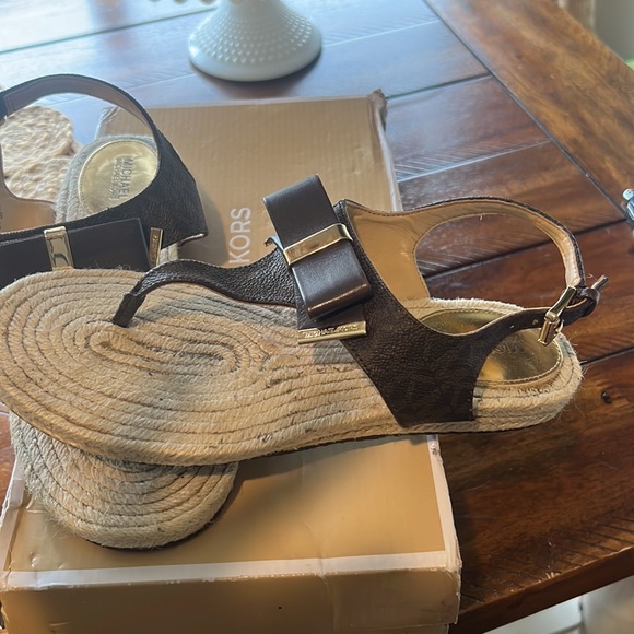 Mk sandals like new conditions used twice - Picture 2 of 3